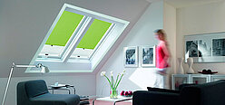 Dachgeschosswohnung mit Sichtschutzrollos in grün