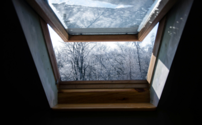 Dachfenster im Winter