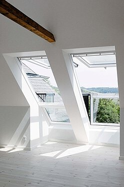 2 Dachfenster nebeneinander: eines als Dachbalkon geöffnet und eines geschlossen